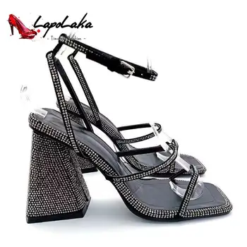 LapoLaka 2023 חדש אופנה העקב עבה סנדלי אביב קיץ בהיר ריינסטון רצועת צרפתית עקבים גבוהים בוהן מרובע פתוח הבוהן סנדלים